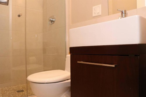 Large Stylish Newbury Street Studio w/ Kitchen - image 2