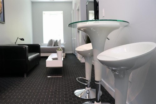 Stylish Newbury Street Studio #11 - image 6