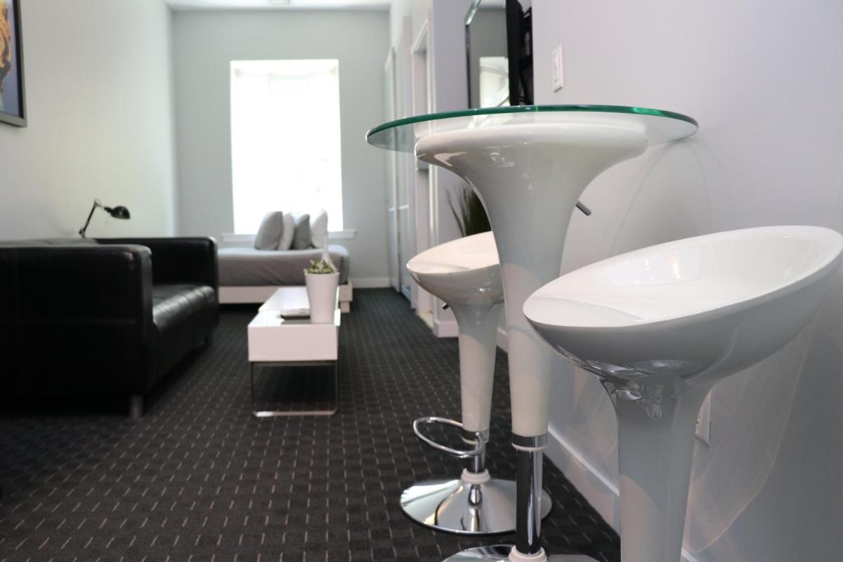 Stylish Newbury Street Studio #11 - image 6