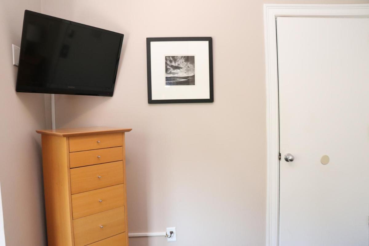 Stylish Downtown Studio #32 - image 4