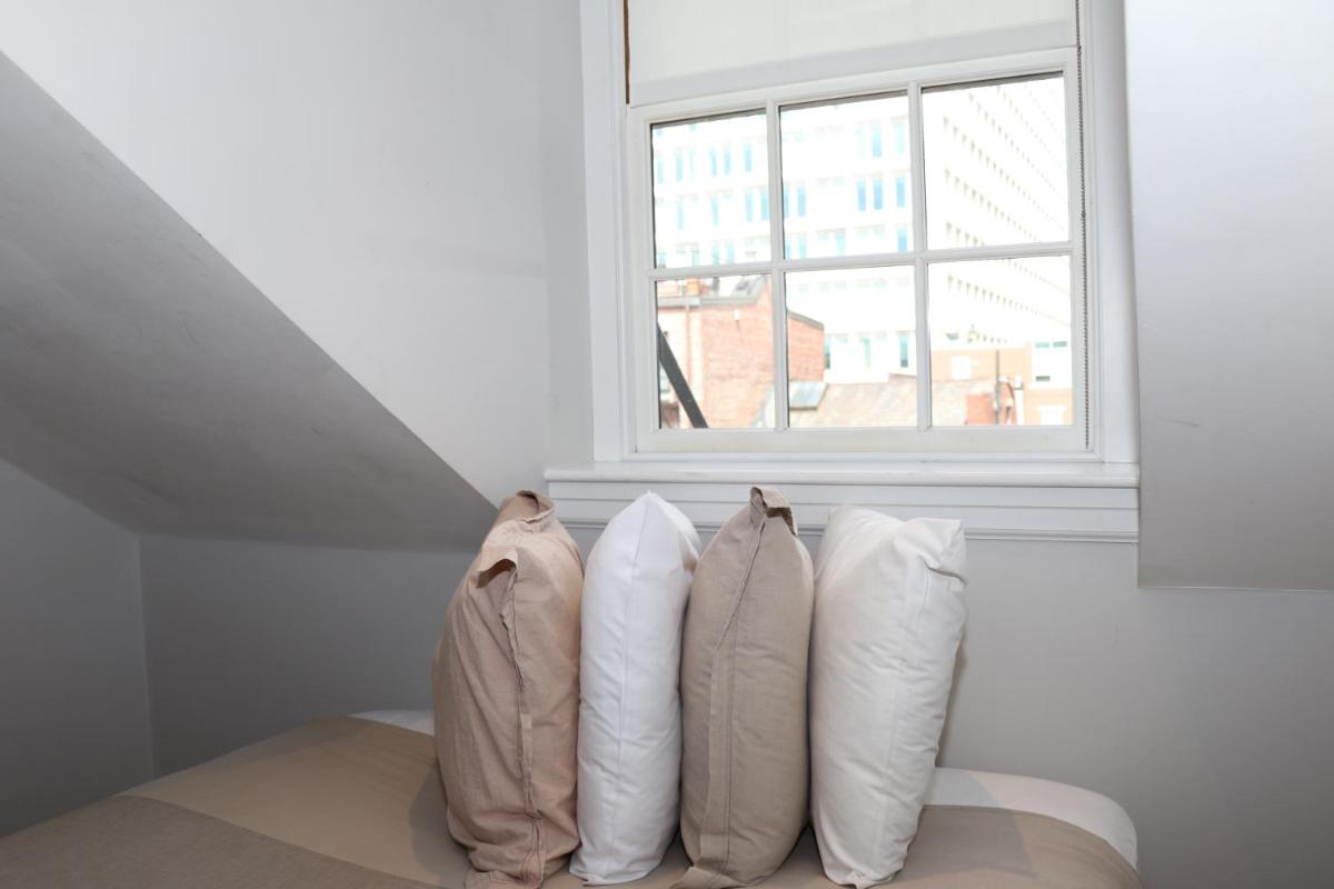 Comfy Beacon Hill Studio Great for Work Travel #13 - image 7