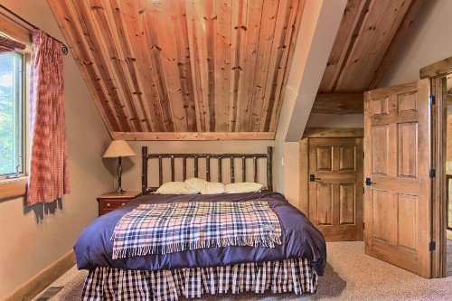 823 Mountain Cabin - image 9