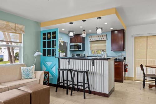 Sun Dek Beach House - image 9