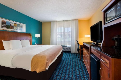Quality Inn & Suites - image 11