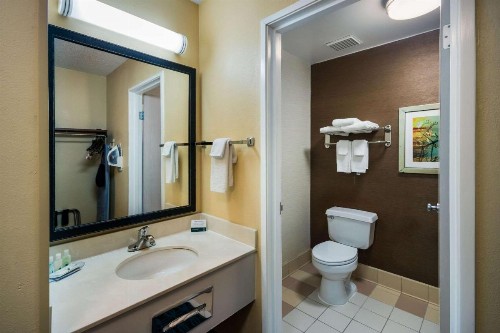 Quality Inn & Suites - image 15