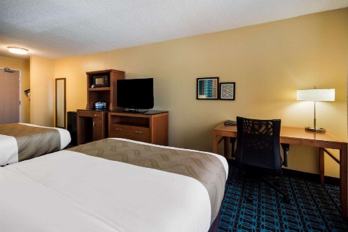 Quality Inn & Suites - image 18
