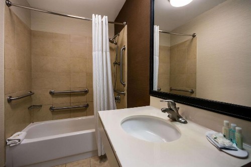 Quality Inn & Suites - image 20
