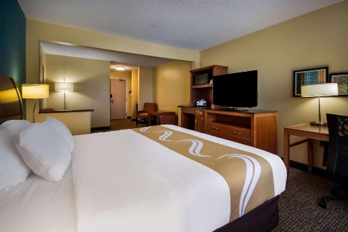 Quality Inn & Suites - image 27