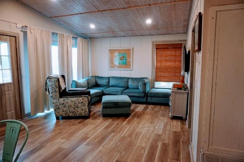 AMI Beach Shack - image 9