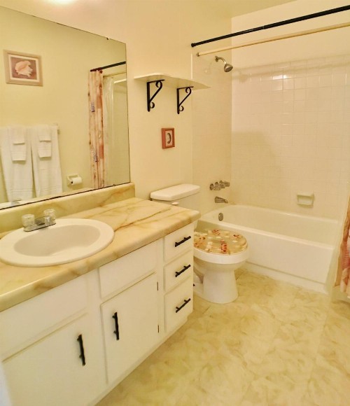 Beach Bungalow - East 2205 - image 12
