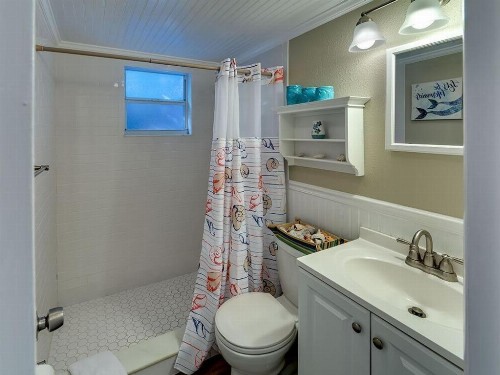 Ideal beach hideaway pool condo located between the island marina and beach - image 25