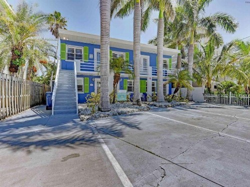 Ideal beach hideaway pool condo located between the island marina and beach - image 27