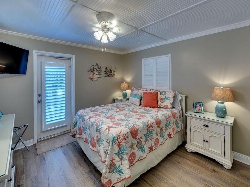 Ideal beach hideaway pool condo located between the island marina and beach - image 30
