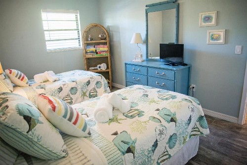 GULF VIEWS! 2 bed 2 bath condo Heated pool Tennis courts and private laundry FREE WiFi - image 18
