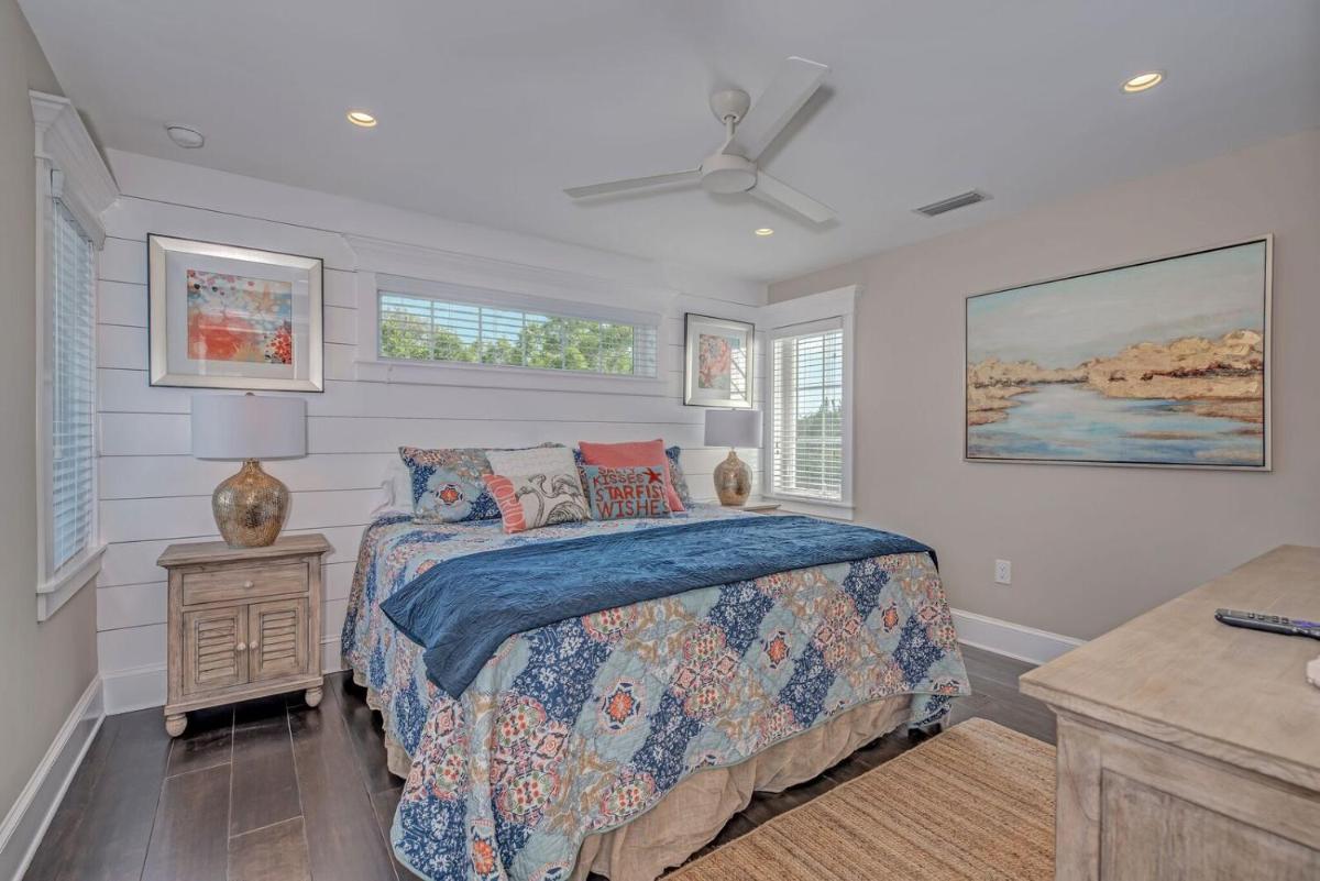 4 bed 4 and a half bath SLEEPS 10 elevator Heated Pool Spa Free WiFi boat dock - image 5