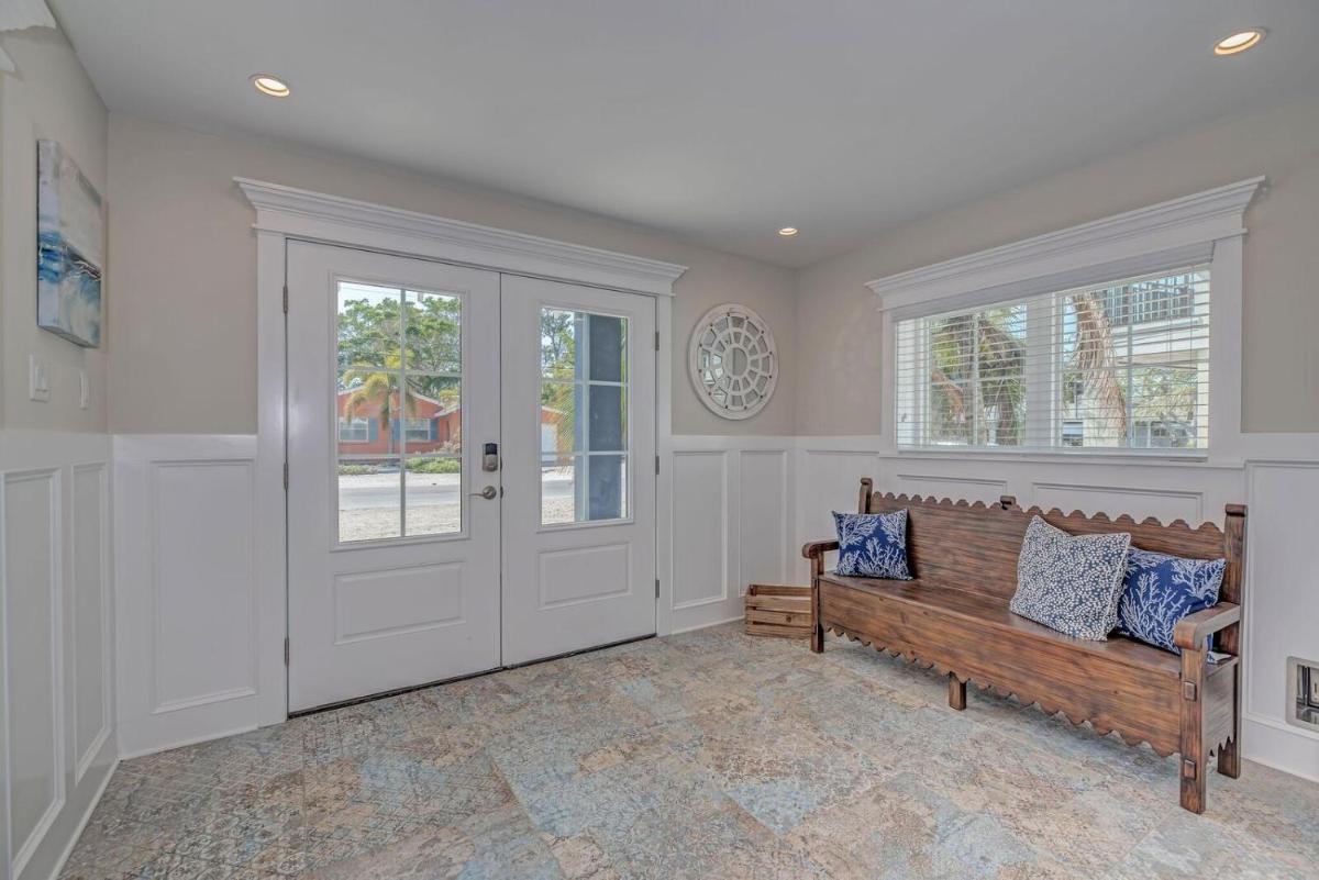 4 bed 4 and a half bath SLEEPS 10 elevator Heated Pool Spa Free WiFi boat dock - image 6