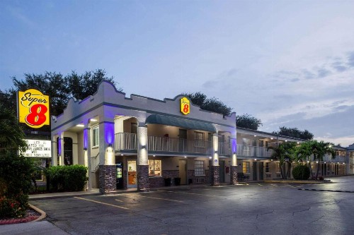 Super 8 by Wyndham Bradenton Sarasota Area - image 12