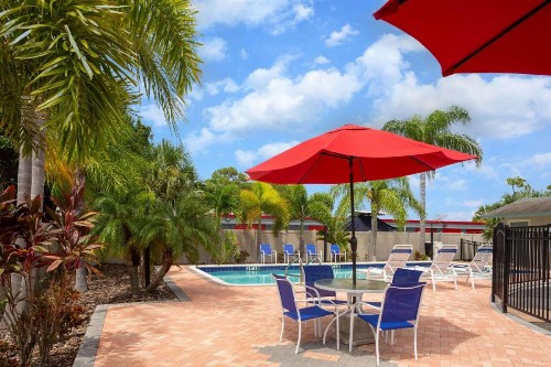Super 8 by Wyndham Bradenton Sarasota Area - image 18