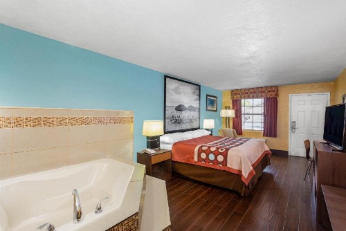 Super 8 by Wyndham Bradenton Sarasota Area - image 23
