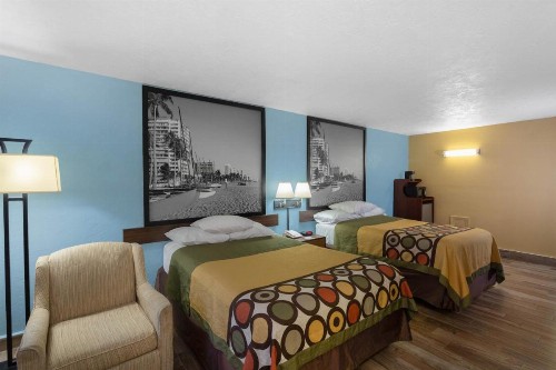 Super 8 by Wyndham Bradenton Sarasota Area - image 24
