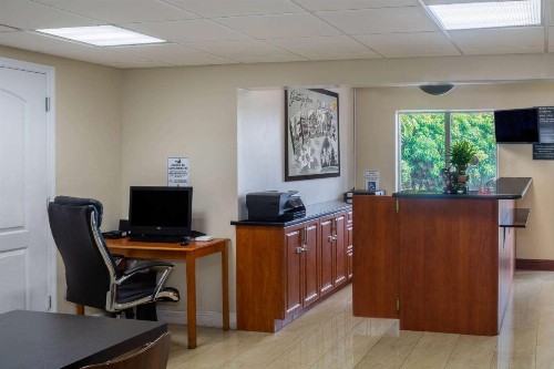 Super 8 by Wyndham Bradenton Sarasota Area - image 27