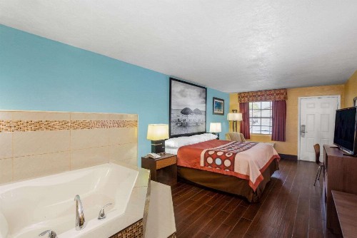 Super 8 by Wyndham Bradenton Sarasota Area - image 29