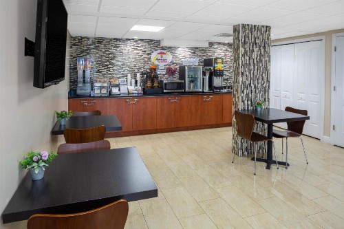 Super 8 by Wyndham Bradenton Sarasota Area - image 34