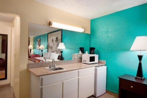 Super 8 by Wyndham Bradenton Sarasota Area - image 37