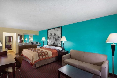 Super 8 by Wyndham Bradenton Sarasota Area - image 45