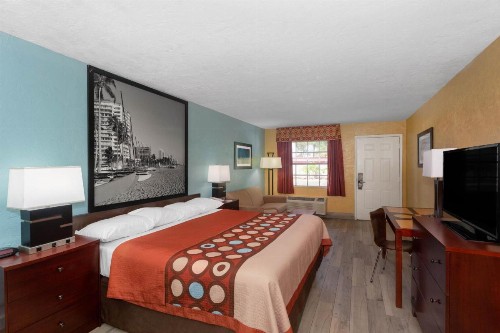 Super 8 by Wyndham Bradenton Sarasota Area - image 6