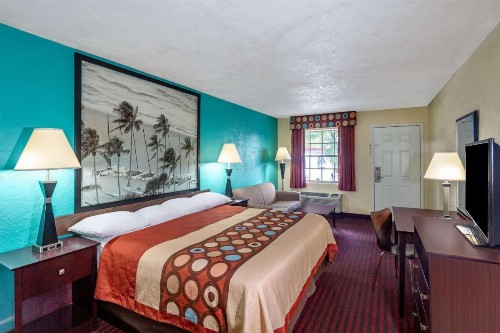 Super 8 by Wyndham Bradenton Sarasota Area - image 9