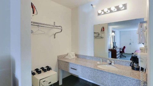 Magnuson Hotel Bradenton - image 29