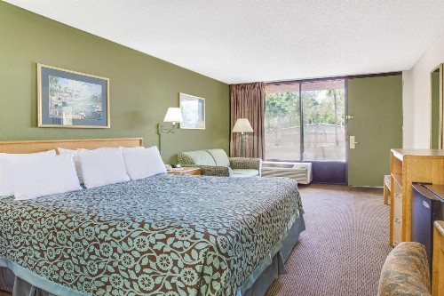 Days Inn by Wyndham Bradenton - Near the Gulf - image 22