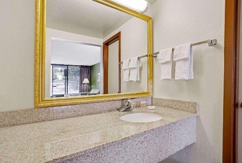 Days Inn by Wyndham Bradenton - Near the Gulf - image 28