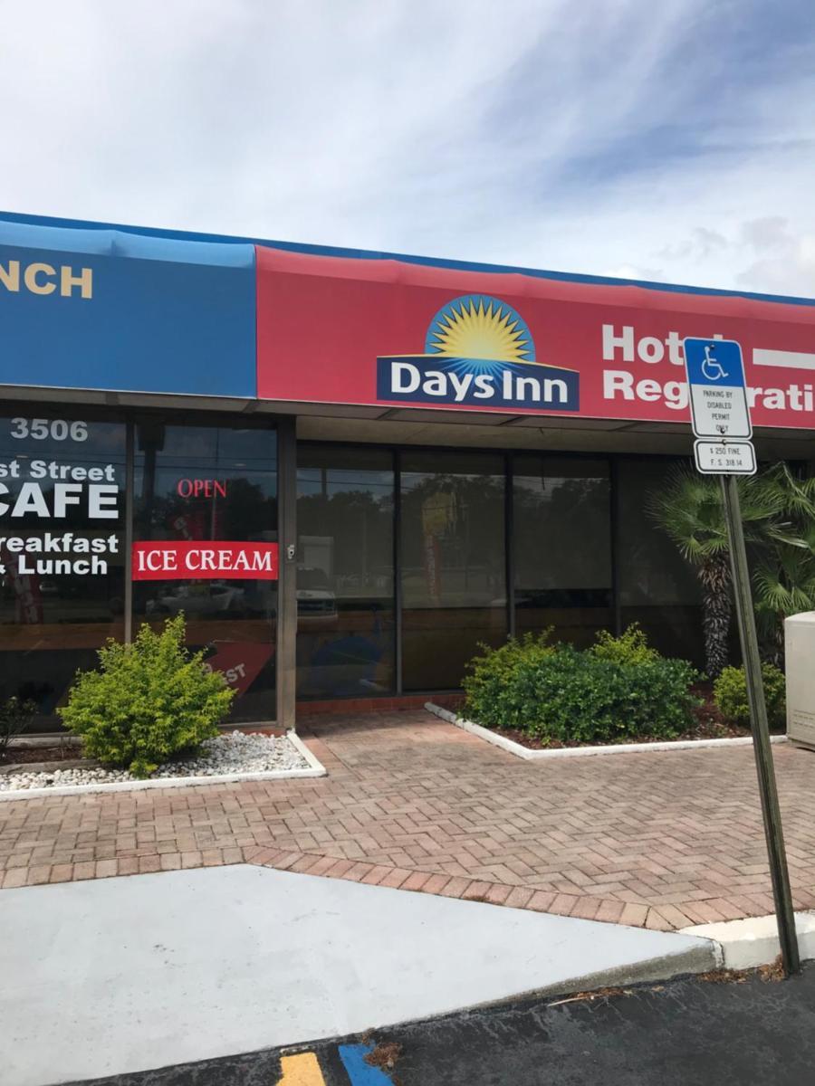 Days Inn by Wyndham Bradenton - Near the Gulf - image 3