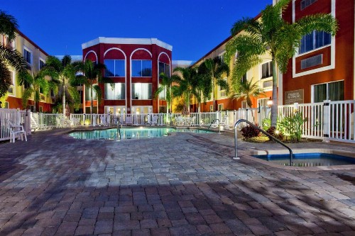 Holiday Inn Express Hotel & Suites Bradenton West an IHG Hotel - image 24