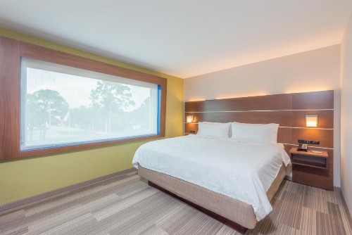 Holiday Inn Express Hotel & Suites Bradenton West an IHG Hotel - image 31