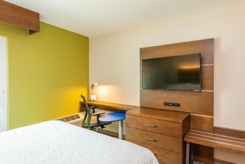 Holiday Inn Express Hotel & Suites Bradenton West an IHG Hotel - image 46