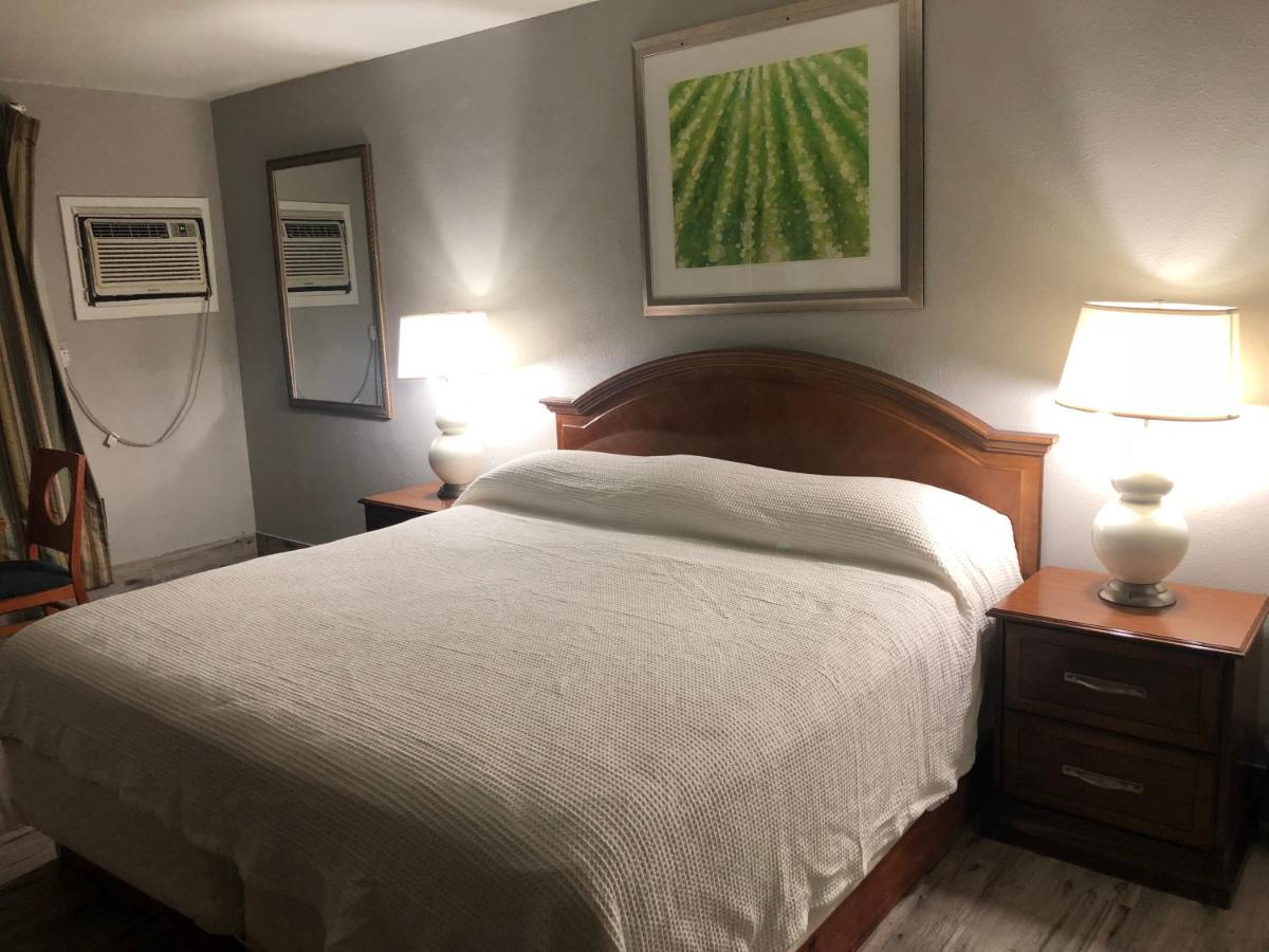 Bay Breeze Inn - main image