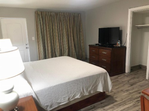 Bay Breeze Inn - image 4