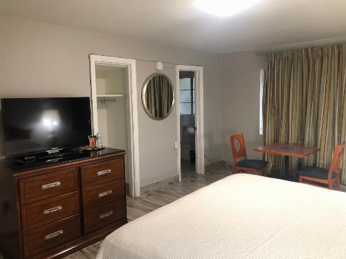 Bay Breeze Inn - image 5