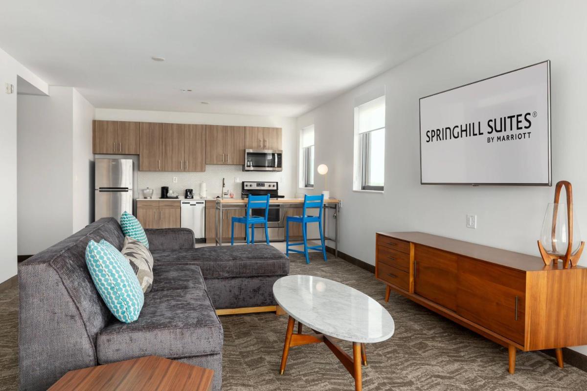 SpringHill Suites by Marriott Bradenton Downtown/Riverfront - image 3