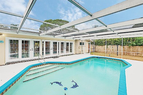 New Listing! Updated Home with Caged Pool & Patio home