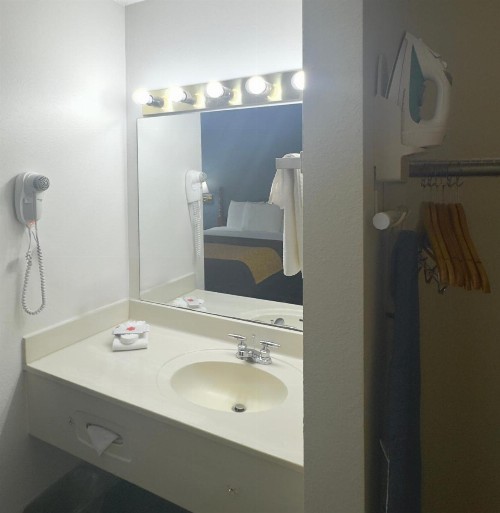 Scenic Hills Inn - image 12