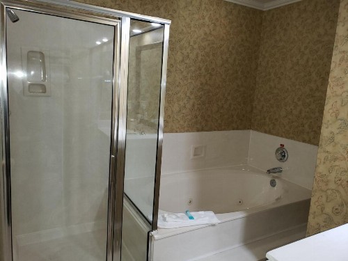 Gazebo Inn - image 11