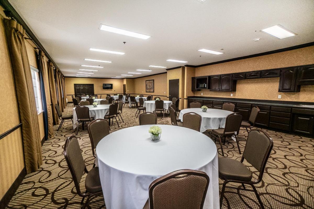 The Stone Castle Hotel & Conference Center - image 4