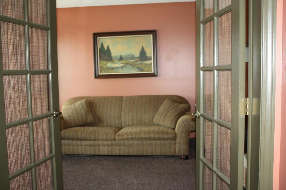 Outback Roadhouse Motel & Suites Branson - image 6