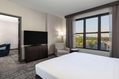 Hilton Promenade Branson Landing - image 30