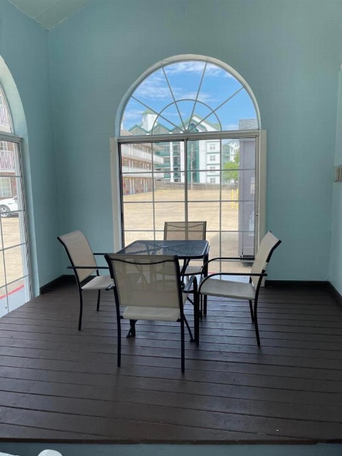 Carriage House Inn - image 12
