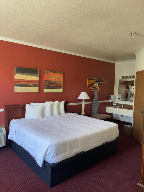 Carriage House Inn - image 17